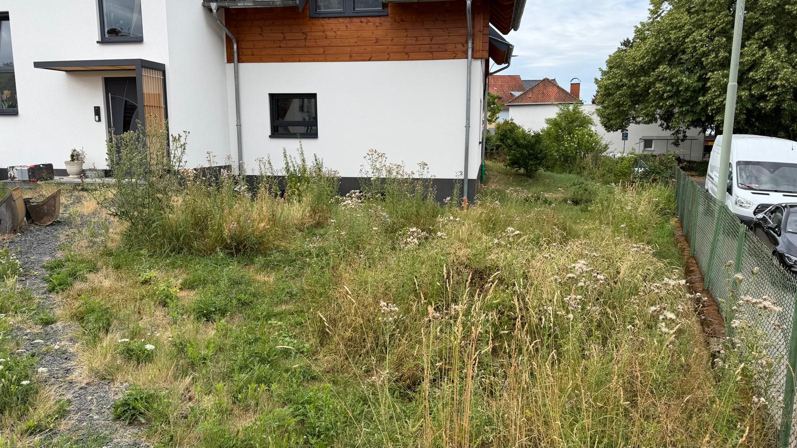 Gartenumgestaltung mit Gehweg und Podest