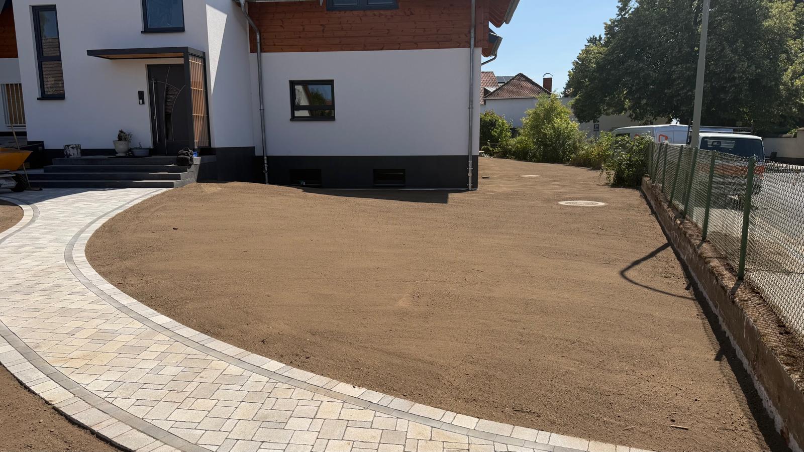 Gartenumgestaltung mit Gehweg und Podest