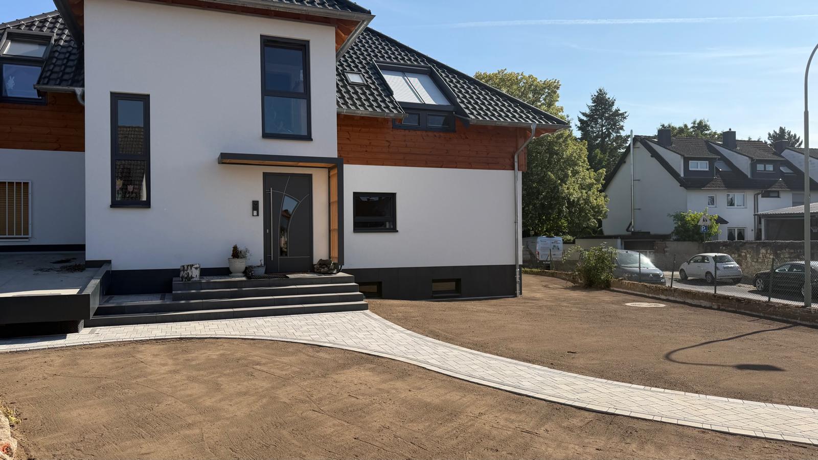 Gartenumgestaltung mit Gehweg und Podest