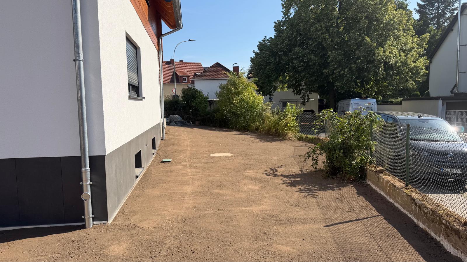 Gartenumgestaltung mit Gehweg und Podest