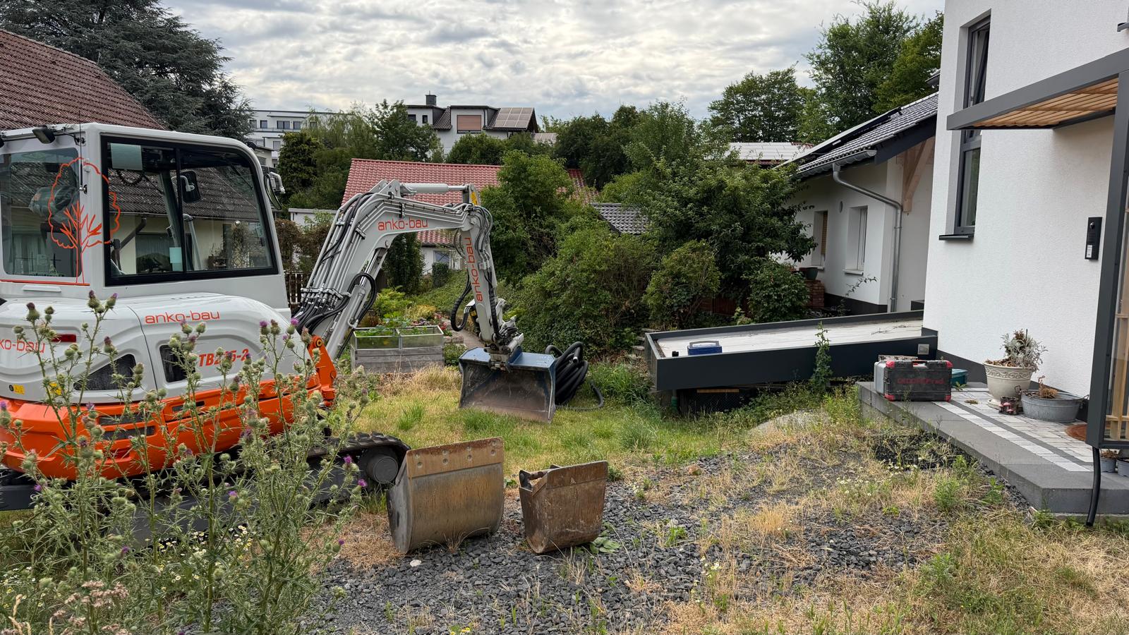 Gartenumgestaltung mit Gehweg und Podest