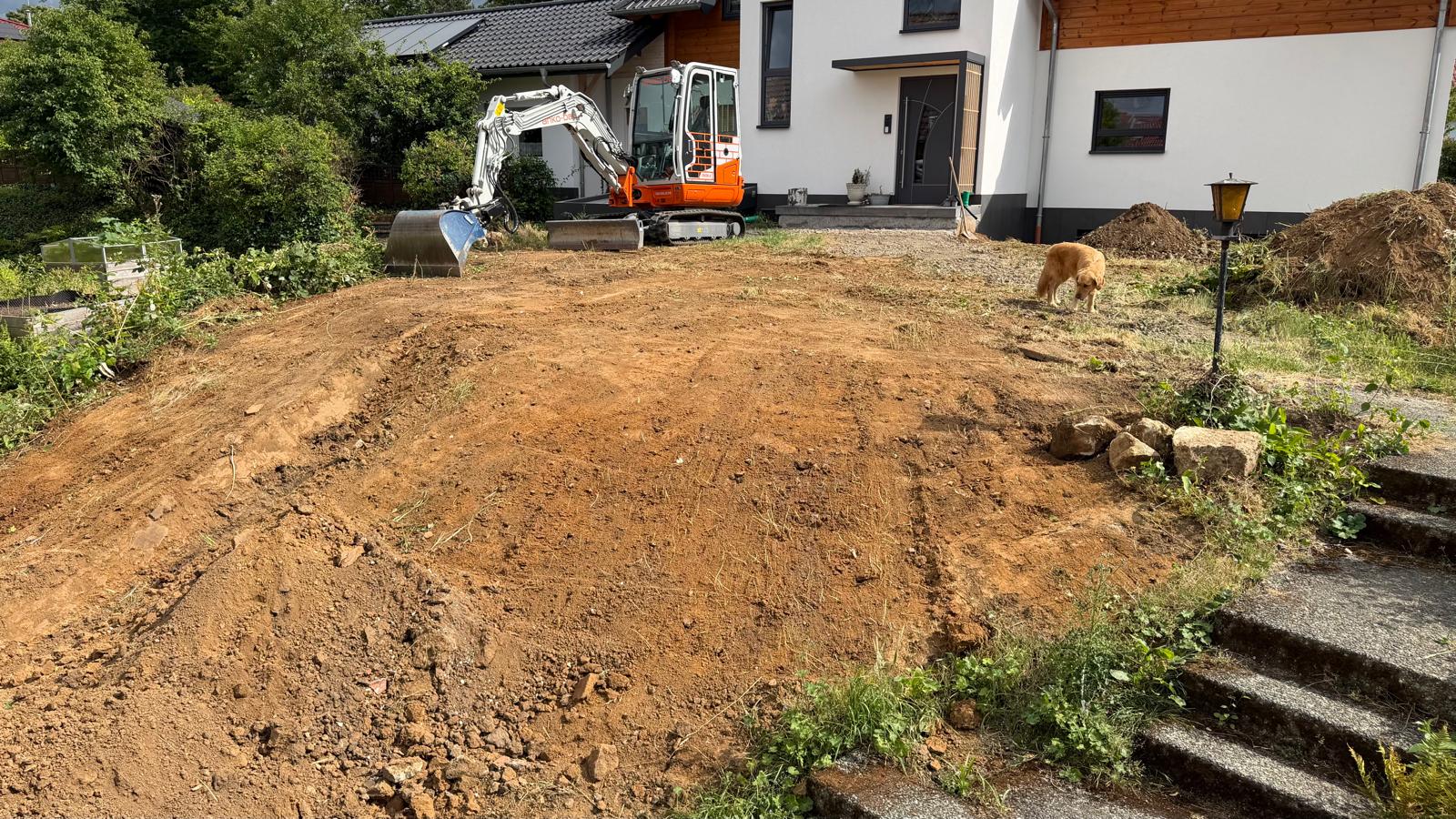 Gartenumgestaltung mit Gehweg und Podest