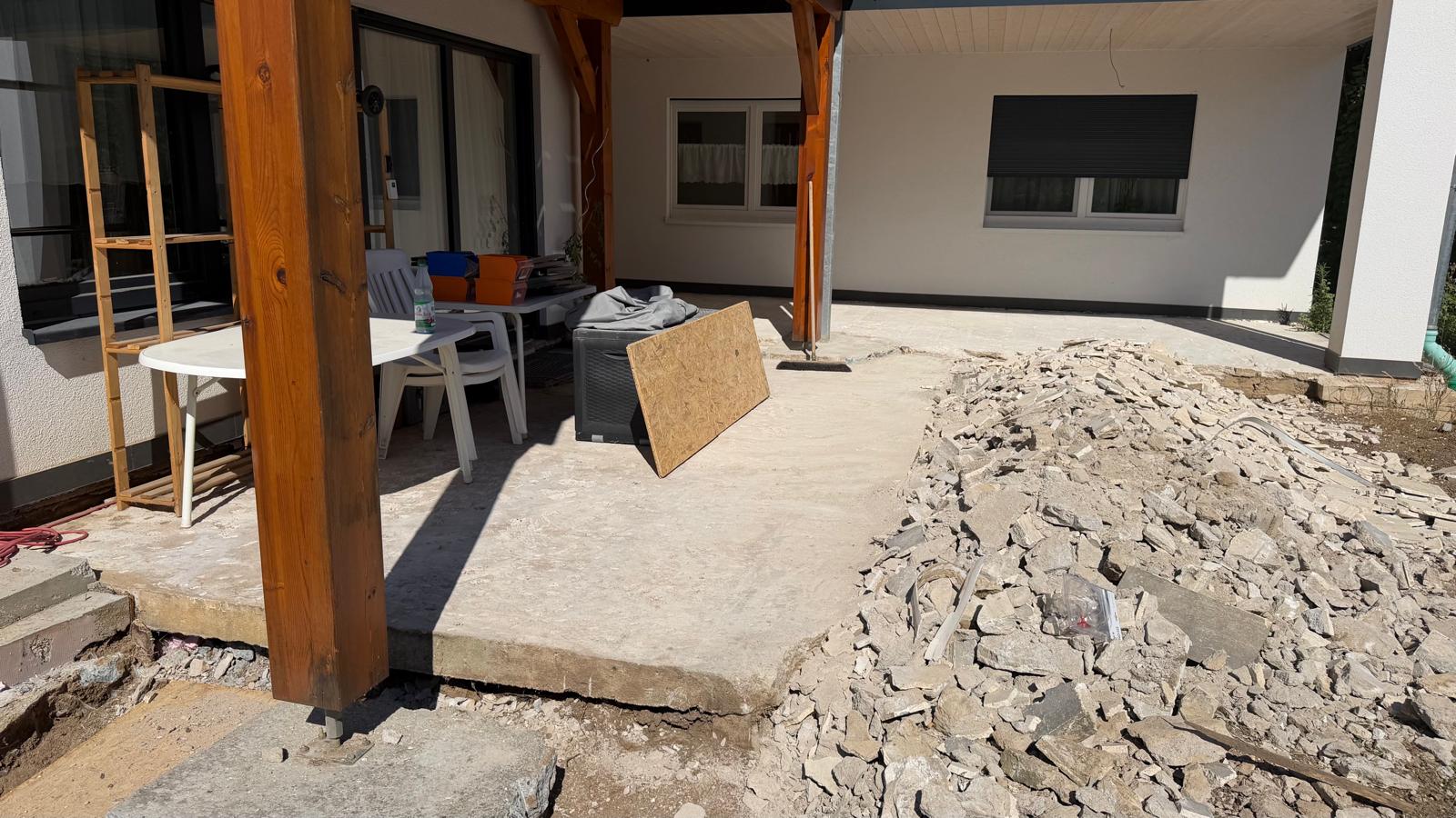 Gartenumgestaltung mit Gehweg und Podest