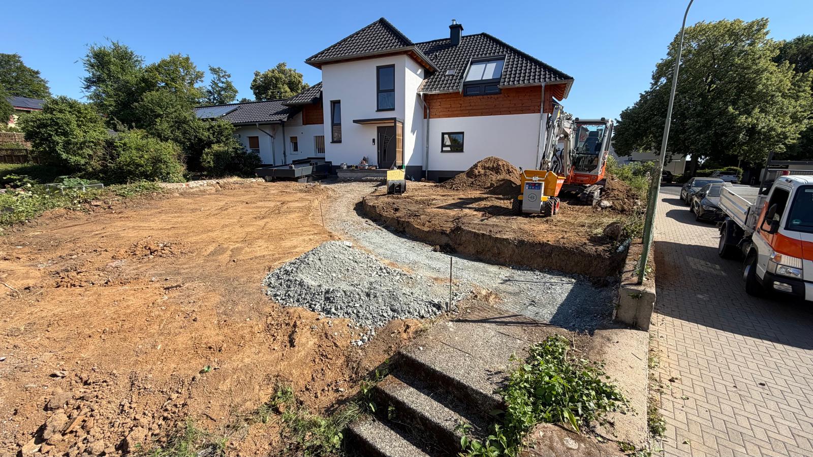 Gartenumgestaltung mit Gehweg und Podest