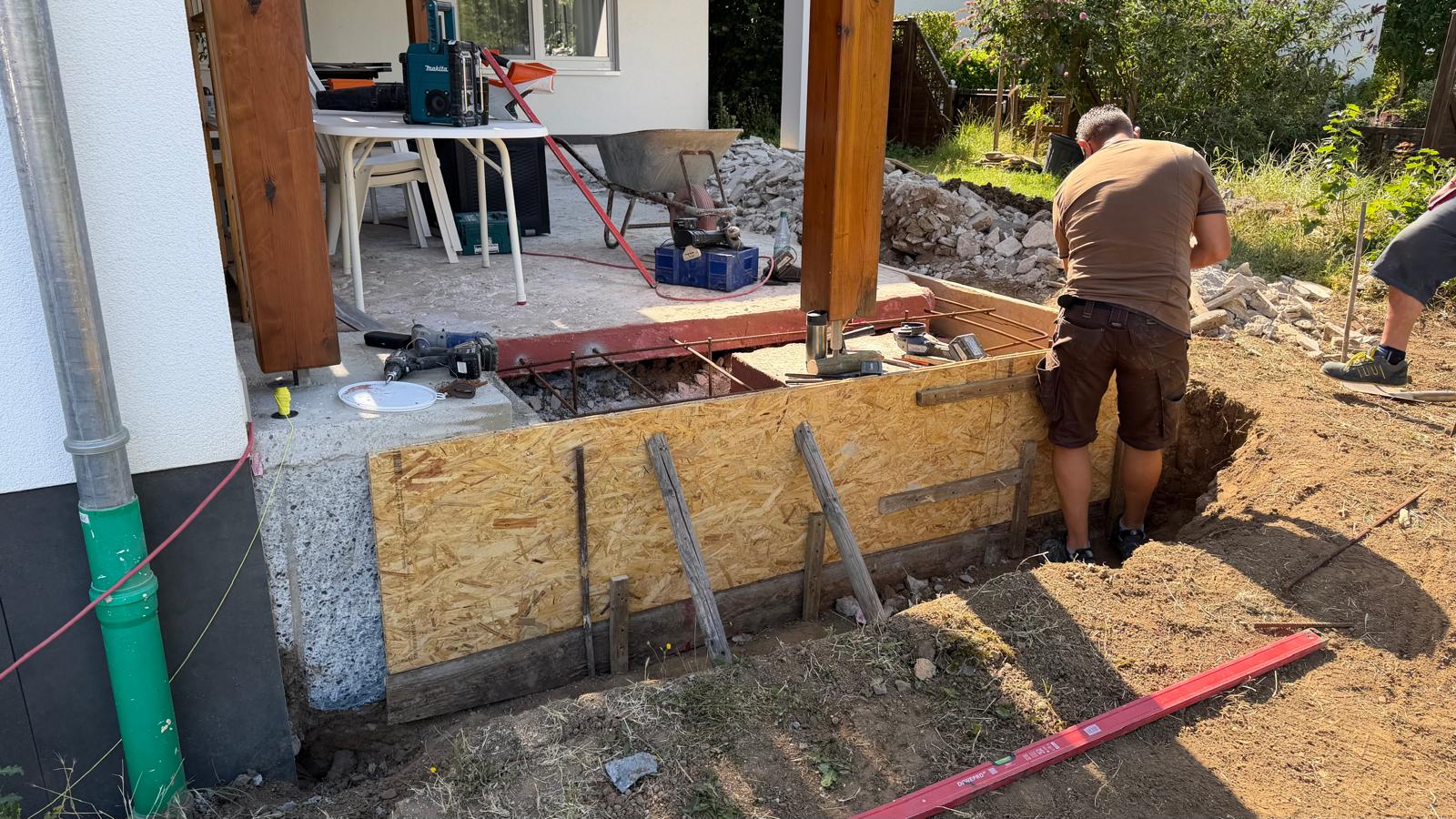 Gartenumgestaltung mit Gehweg und Podest