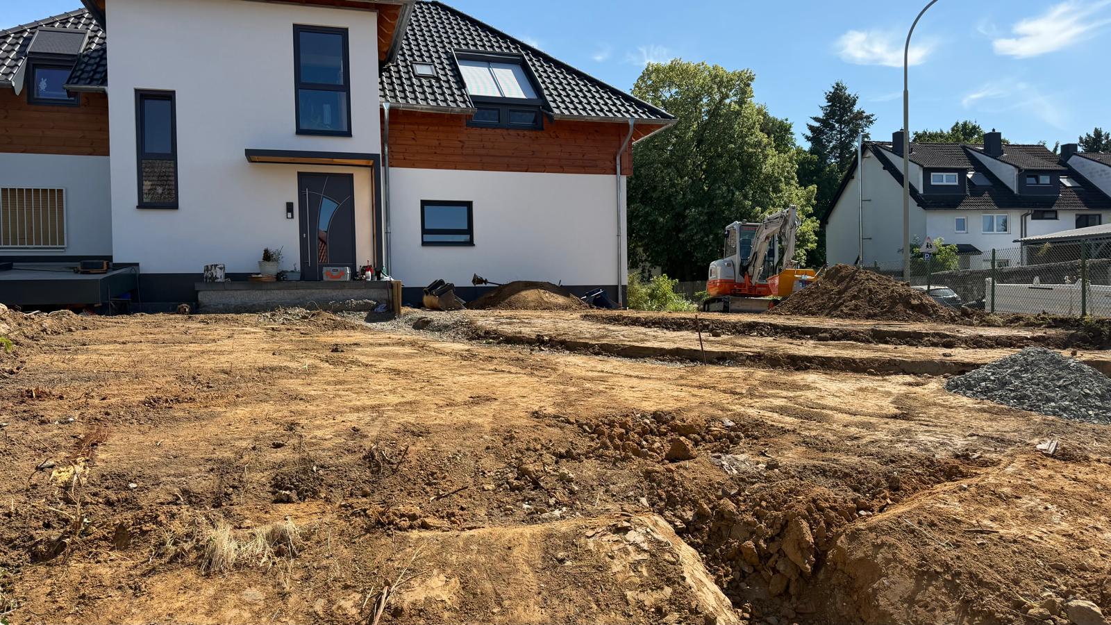 Gartenumgestaltung mit Gehweg und Podest