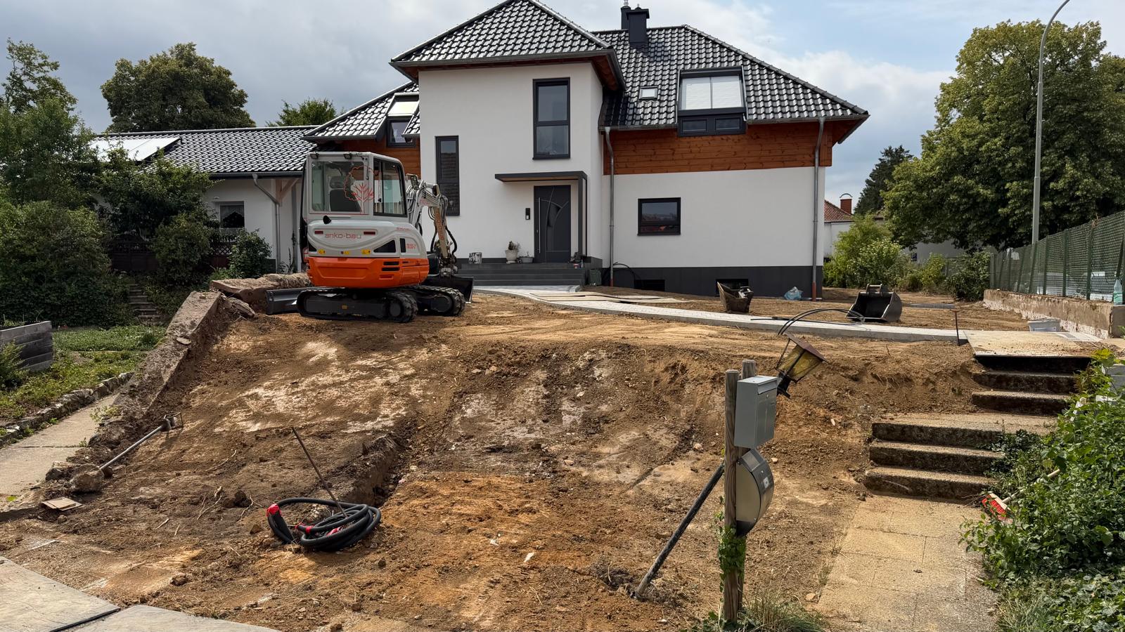 Gartenumgestaltung mit Gehweg und Podest