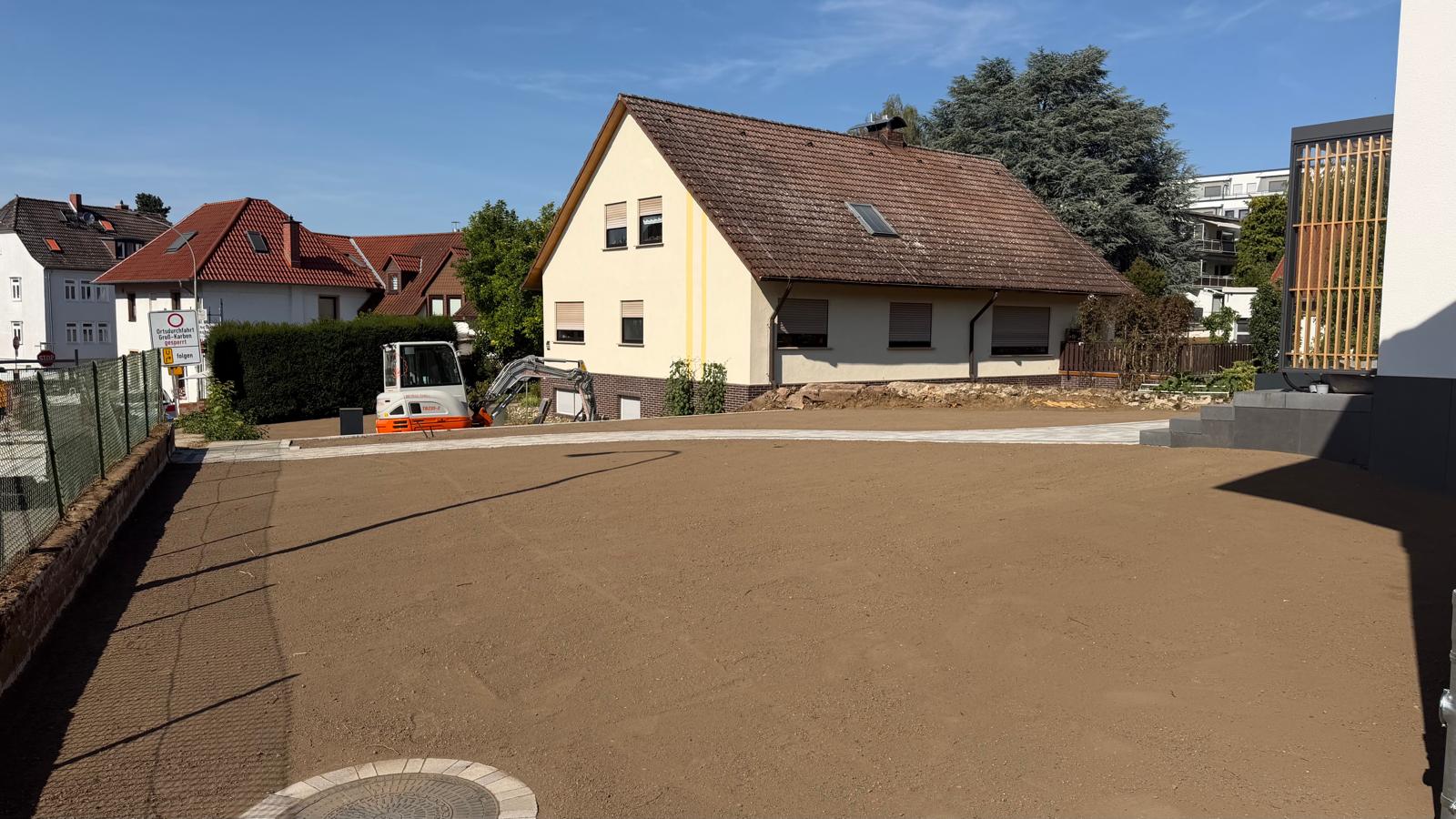 Gartenumgestaltung mit Gehweg und Podest