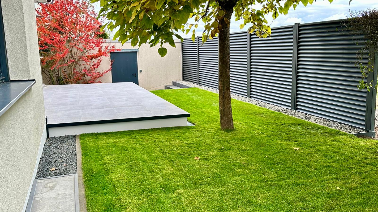 Garten mit Terrasse, Rasen und Sichtschutz